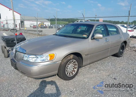 2000 Lincoln Town Car Signature из США, поврежденный, VIN 1LNHM82W9YY937526